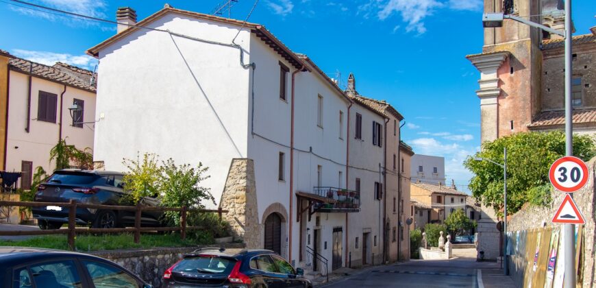 CENTRALISSIMA PORZIONE DI CASA CON GARAGE E TAVERNA