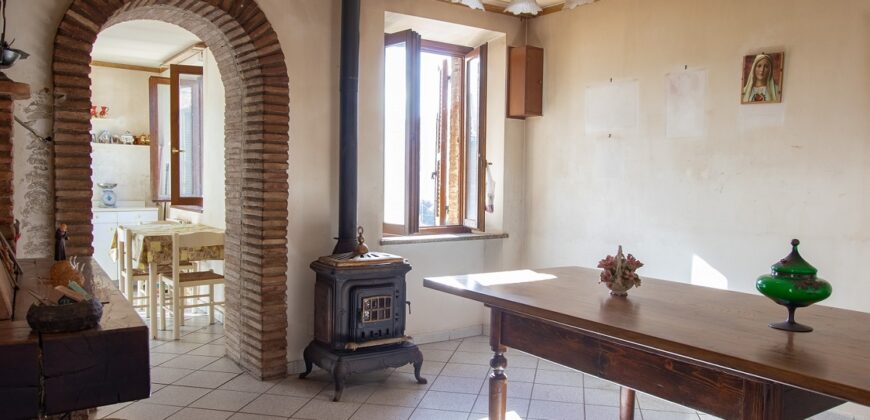 PORZIONE DI CASA IN PIETRA CON INGRESSO INDIPENDENTE E TERRAZZINO PANORAMICO.