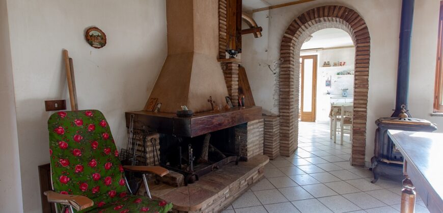 PORZIONE DI CASA IN PIETRA CON INGRESSO INDIPENDENTE E TERRAZZINO PANORAMICO.