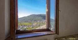 PORZIONE DI CASA IN PIETRA CON INGRESSO INDIPENDENTE E TERRAZZINO PANORAMICO.