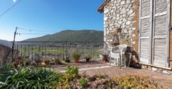 PORZIONE DI CASA IN PIETRA CON INGRESSO INDIPENDENTE E TERRAZZINO PANORAMICO.