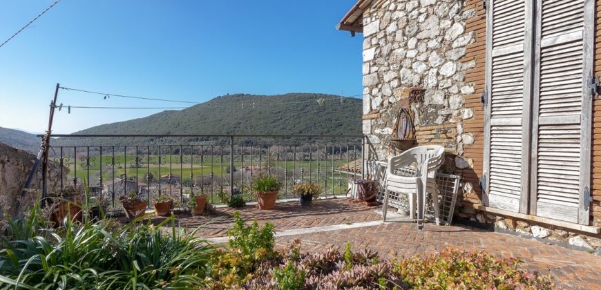 PORZIONE DI CASA IN PIETRA CON INGRESSO INDIPENDENTE E TERRAZZINO PANORAMICO.