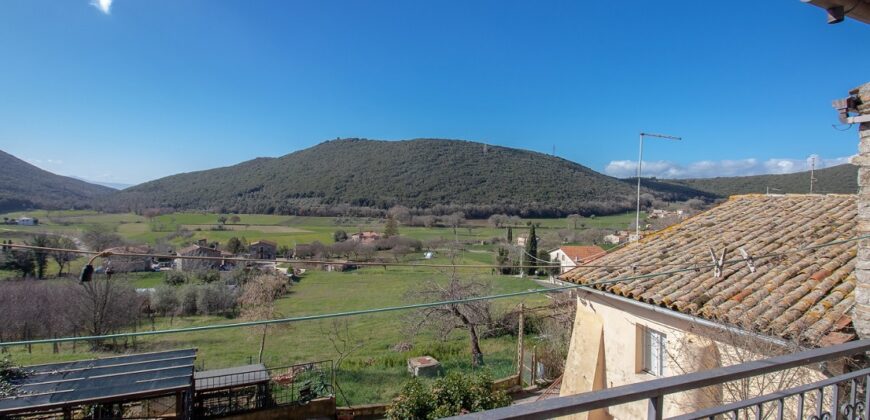 PORZIONE DI CASA IN PIETRA CON INGRESSO INDIPENDENTE E TERRAZZINO PANORAMICO.