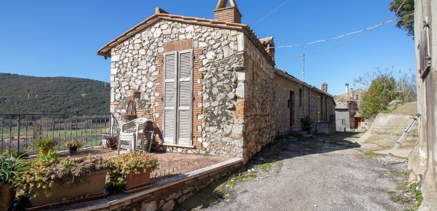 PORZIONE DI CASA IN PIETRA CON INGRESSO INDIPENDENTE E TERRAZZINO PANORAMICO.