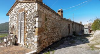 PORZIONE DI CASA IN PIETRA CON INGRESSO INDIPENDENTE E TERRAZZINO PANORAMICO.