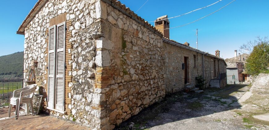 PORZIONE DI CASA IN PIETRA CON INGRESSO INDIPENDENTE E TERRAZZINO PANORAMICO.