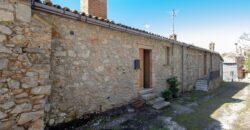 PORZIONE DI CASA IN PIETRA CON INGRESSO INDIPENDENTE E TERRAZZINO PANORAMICO.