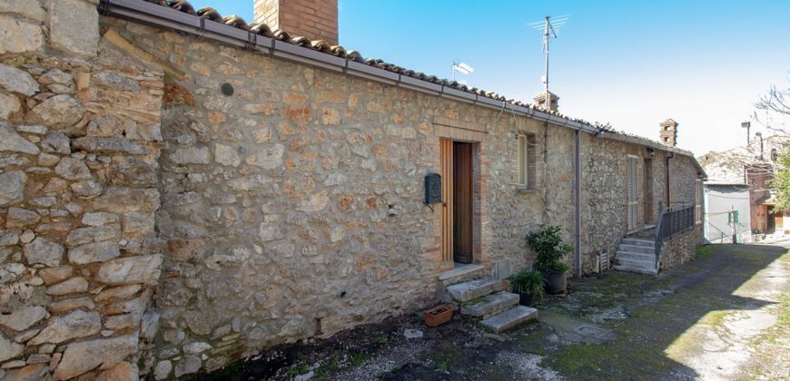 PORZIONE DI CASA IN PIETRA CON INGRESSO INDIPENDENTE E TERRAZZINO PANORAMICO.