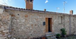 PORZIONE DI CASA IN PIETRA CON INGRESSO INDIPENDENTE E TERRAZZINO PANORAMICO.