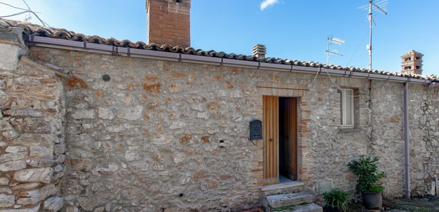 PORZIONE DI CASA IN PIETRA CON INGRESSO INDIPENDENTE E TERRAZZINO PANORAMICO.