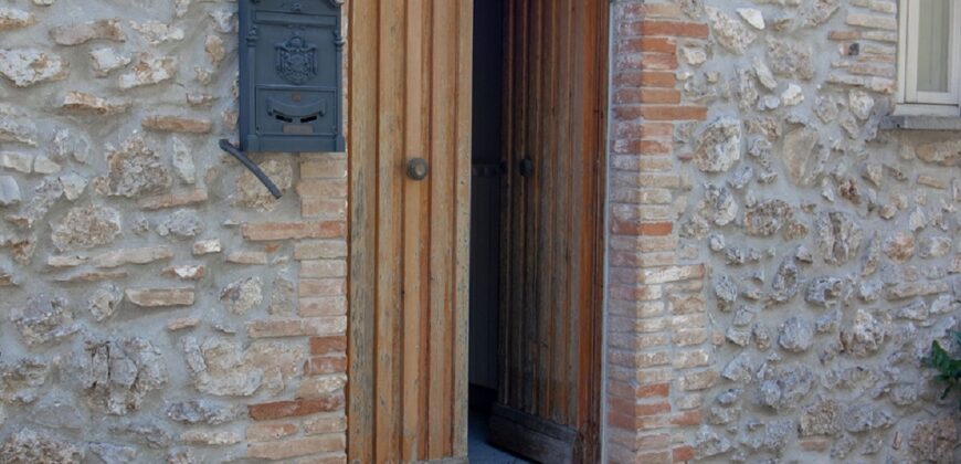 PORZIONE DI CASA IN PIETRA CON INGRESSO INDIPENDENTE E TERRAZZINO PANORAMICO.