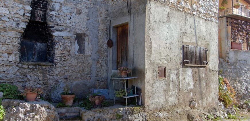 PORZIONE DI CASA IN PIETRA CON INGRESSO INDIPENDENTE E TERRAZZINO PANORAMICO.