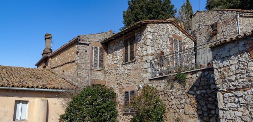 PORZIONE DI CASA IN PIETRA CON INGRESSO INDIPENDENTE E TERRAZZINO PANORAMICO.