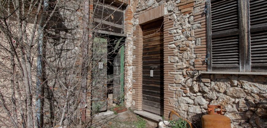 PORZIONE DI CASA IN PIETRA CON INGRESSO INDIPENDENTE E TERRAZZINO PANORAMICO.