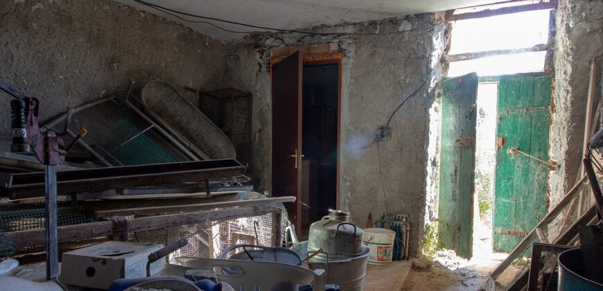 PORZIONE DI CASA IN PIETRA CON INGRESSO INDIPENDENTE E TERRAZZINO PANORAMICO.