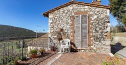 PORZIONE DI CASA IN PIETRA CON INGRESSO INDIPENDENTE E TERRAZZINO PANORAMICO.