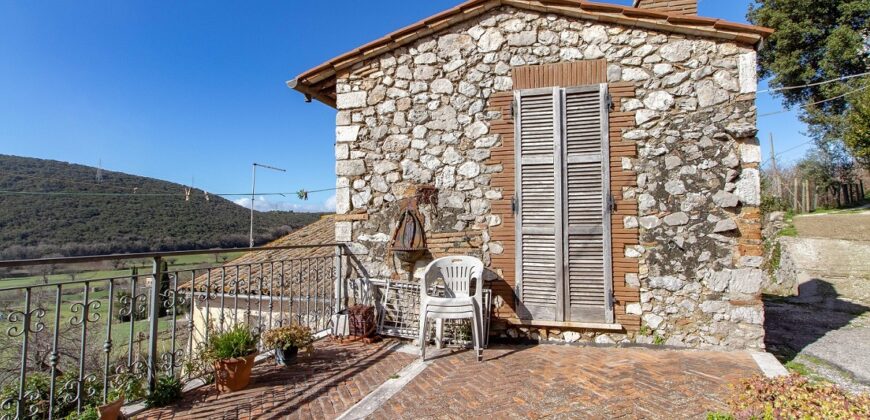 PORZIONE DI CASA IN PIETRA CON INGRESSO INDIPENDENTE E TERRAZZINO PANORAMICO.