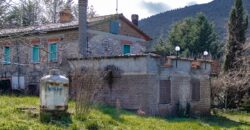 CASA BIFAMILIARE CON TERRENO DI 5000 MQ. – RIF. 26GUA