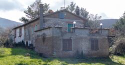 CASA BIFAMILIARE CON TERRENO DI 5000 MQ. – RIF. 26GUA