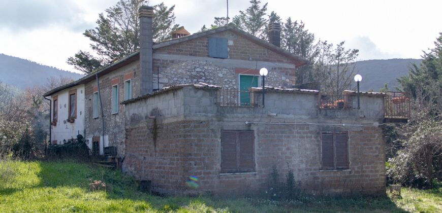 CASA BIFAMILIARE CON TERRENO DI 5000 MQ. – RIF. 26GUA