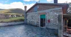 CASA BIFAMILIARE CON TERRENO DI 5000 MQ. – RIF. 26GUA