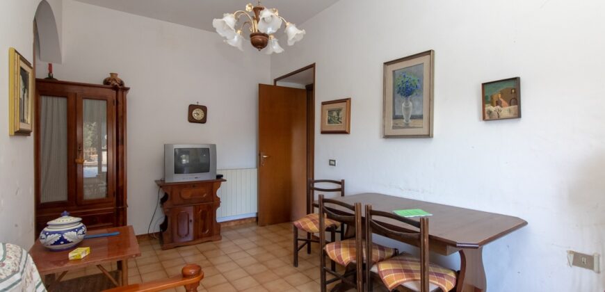 CASA BIFAMILIARE CON TERRENO DI 5000 MQ. – RIF. 26GUA