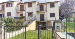 VILLETTA TRIFAMILIARE CON GIARDINO. – RIF. 2GUA