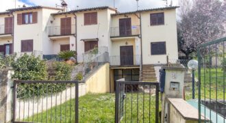 VILLETTA TRIFAMILIARE CON GIARDINO. – RIF. 2GUA