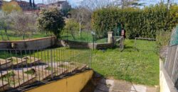 VILLETTA TRIFAMILIARE CON GIARDINO. – RIF. 2GUA