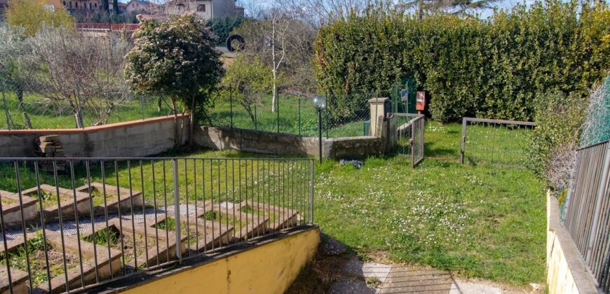 VILLETTA TRIFAMILIARE CON GIARDINO. – RIF. 2GUA